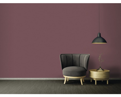 Rum med fåtölj, sidobord och taklampa