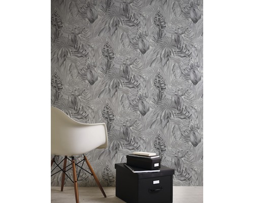 Rum med tropisk bladstapeter, stol och förvaringslådor