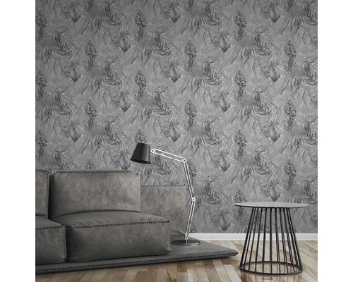 Vardagsrum med grå blad tapet, soffa och golvlampa