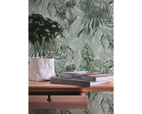 Väggdekoration med tapet med bladmönster, skrivbord med växt och böcker