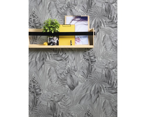 Väggdekoration med bladmönster och hylla