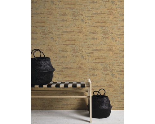 Interiör med mönstrad tapet, bänk och två svarta korgar.