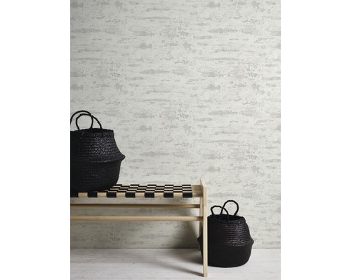 Scen med en bänk, två korgar och en mönstrad tapet