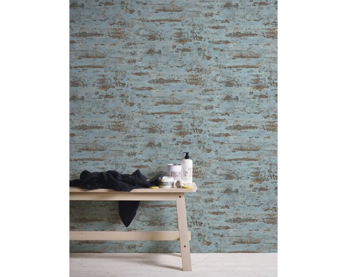 Rumsöversikt med mönstrad tapet, ljus träpall och badrumsartiklar