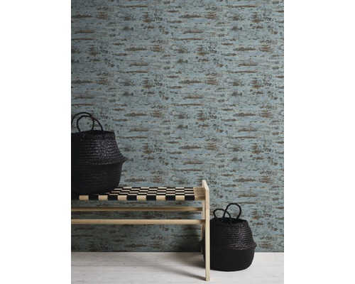 Rumsscen med mönstrad tapet, bänk och korgar