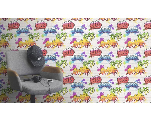 Väggdekoration med graffititapet, fåtölj, hörlurar och keps