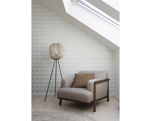 Inredningsidé med fåtölj, golvlampa och tapeter i ett vindskontor