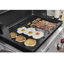 Grill med stekta ägg, korv, bacon och pannkakor