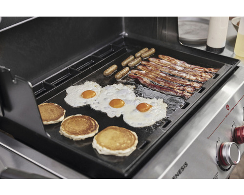 Grill med stekta ägg, korv, bacon och pannkakor