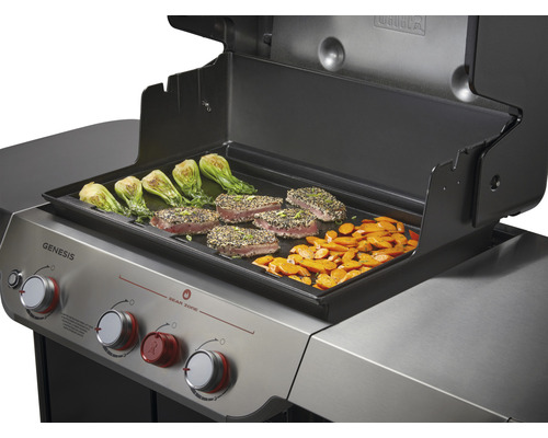 Weber Genesis grill med grönsaker och fisk på grillplatta