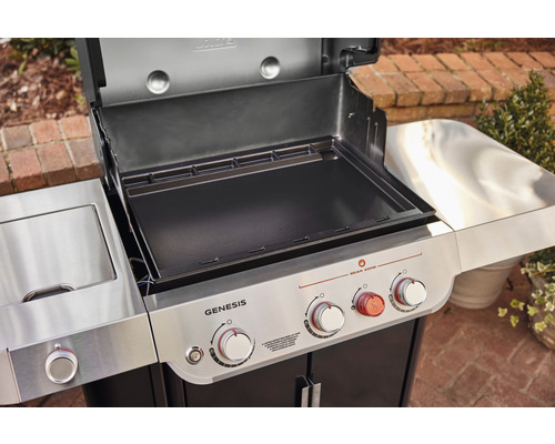 Weber Genesis gasolgrill med öppet lock och stekbord