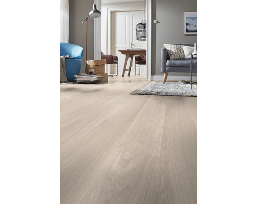 Ljust trägolv i ett vardagsrum med möbler