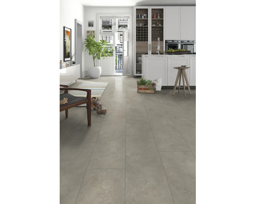 Ljust vardagsrum med klinkergolv, kök och dekoration