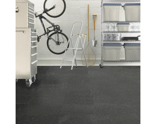 Garage med cykel, verktygsskåp, stege, hylla och golvbeläggning