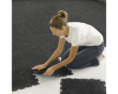 Kvinna lägger kompositplattor inomhus