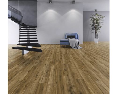 Vardagsrum med trägolv, trappa och sittmöbel