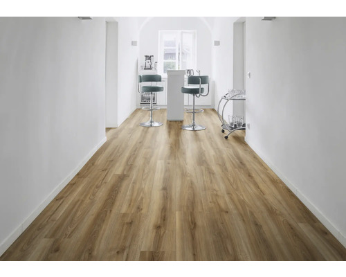 Lagt laminatgolv i en ljus hall med barstolar