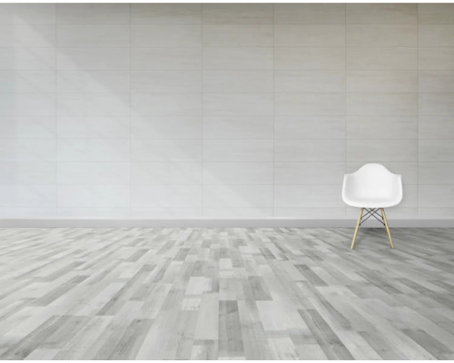 Ljust rum med laminatgolv, kakelvägg och vit stol