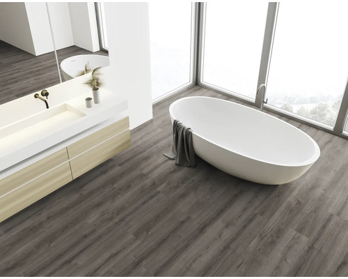 Badrum med badkar, tvättställ och trägolv