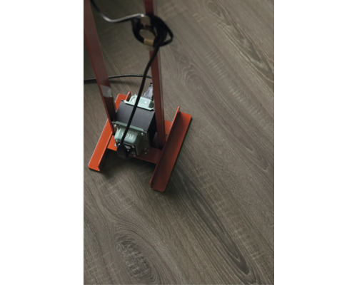 Golvbeläggning med trädekor, ådring och golvlampa