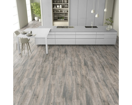 Ljust kök med trägolv och vita köksskåp