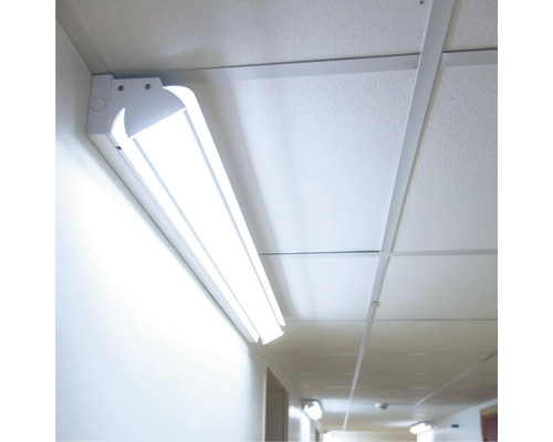 Taklampa med lysrör i en korridor