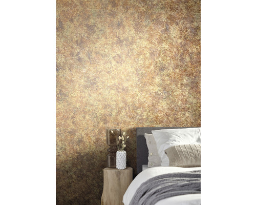 Sovrum med mönstrad tapet, säng och nattduksbord