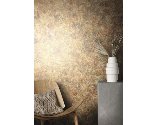 Dekorativt rum med en mönstrad tapet, en stol med kudde och en vas på en piedestal.