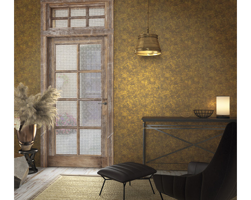 Inredning med dörr, fåtölj, bord och lampa