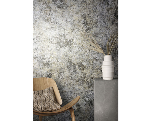 Dekorativ väggdesign med stol, kudde och vas