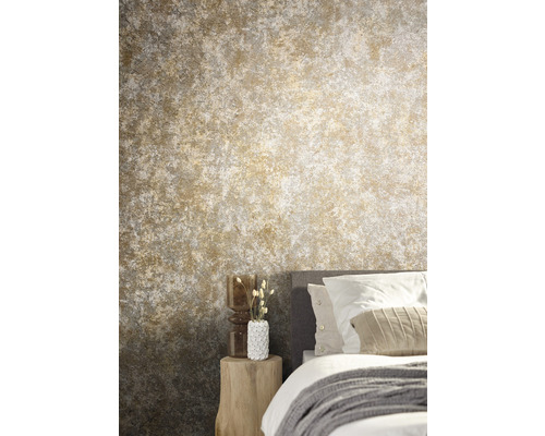 Sovrum med mönstrad tapet, säng och nattduksbord