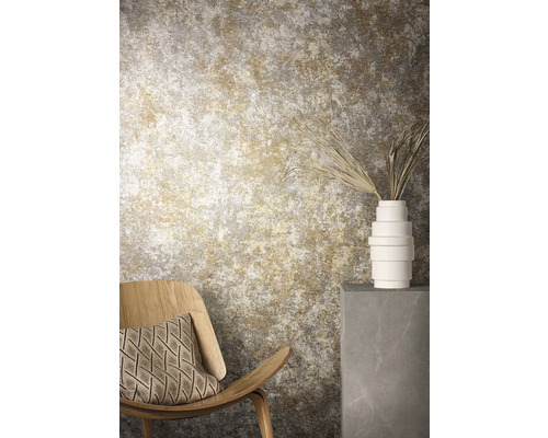 Dekorativ interiör med stol, kudde, vas och abstrakt väggdesign