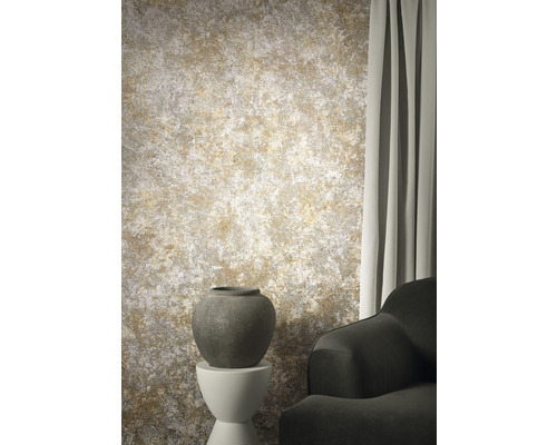 Vardagsrum med mönstrad tapet, vas och fåtölj