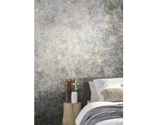 Sovrum med strukturtapet i stenimitation, sängbord och säng