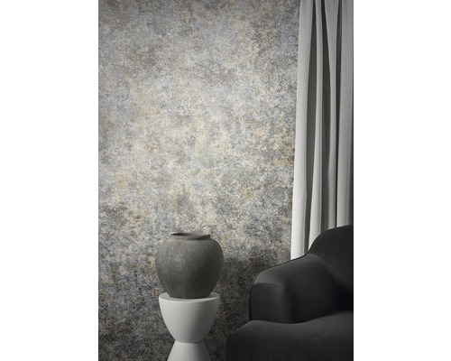 Rumsvy med mönstrad tapet, vas och fåtölj