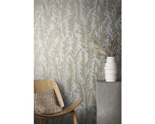 Rum med en tapet med växtmönster, en trästol med en kudde och en vas med dekoration