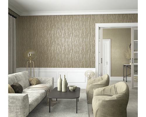 Vardagsrum med mönstrad tapet och möbler