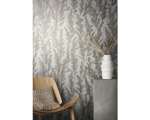 Scen med mönstrad tapet, trästol och dekorativ vas