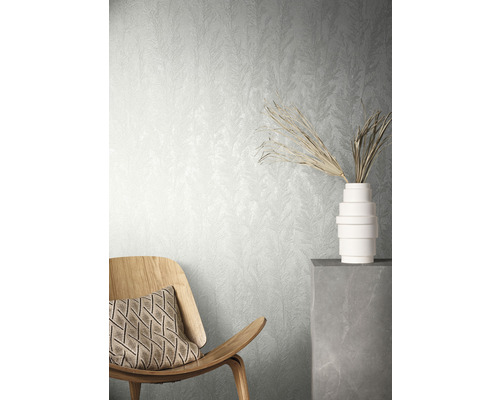 Scen med mönstrad tapet, trästol och dekorativ vas