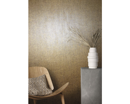 Dekorativ interiör med strukturtapet, stol, kudde och vas