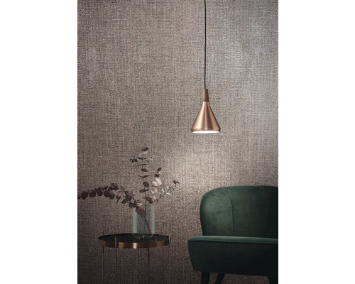 Dekorativt rum med hänglampa, vas med blommor och fåtölj