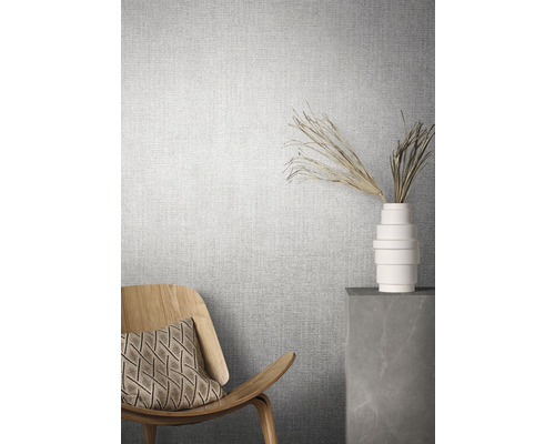 Vardagsrum med textil tapet, stol och dekoration