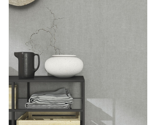 Dekorativa föremål på en hylla med tyger och trälådor