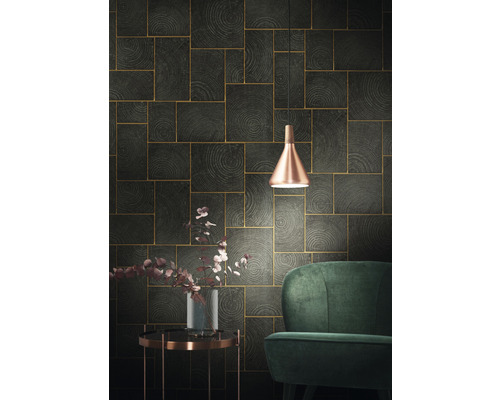 Vardagsrum med mönstrad tapet, lampa och fåtölj