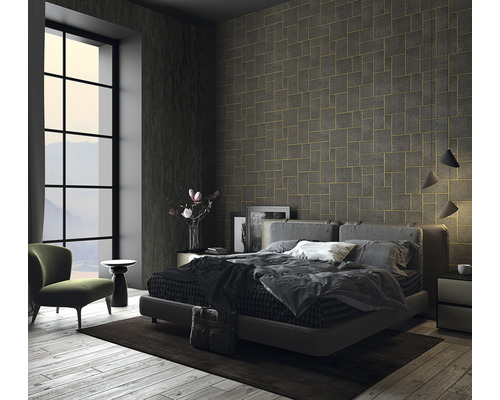 Sovrum med strukturtapet, säng och sittgrupp