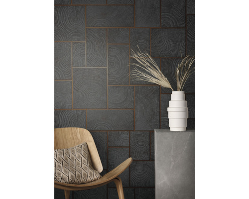 Dekorativ väggdesign med träpaneler i träutseende, stol och vas