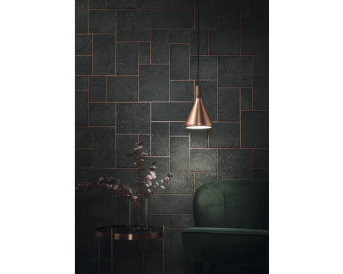 Vardagsrum med väggpaneler i trälook, lampa, sidobord och fåtölj