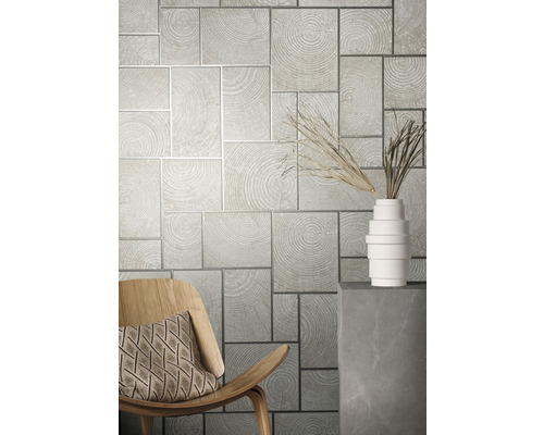 Inredningsdesign med trämönstrad tapet, trästol och dekoration