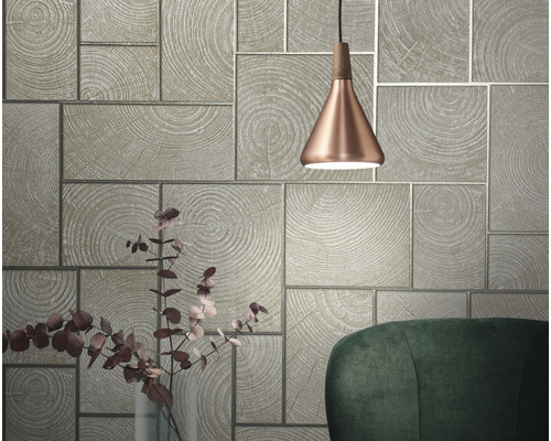 Vägg med trädesign, pendellampa och stol