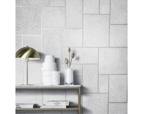 Vardagsrum med tapet i träutseende, bordslampa och dekoration